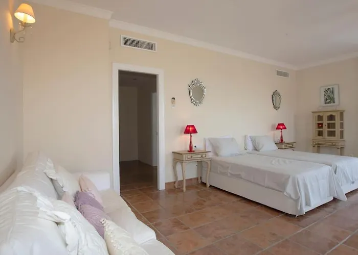 R35 Spacious Private Villa&pool&spa ماربيا