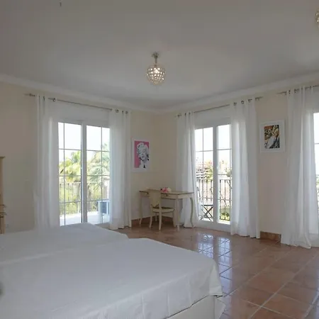 R35 Spacious Private Villa&pool&spa Вілла *
