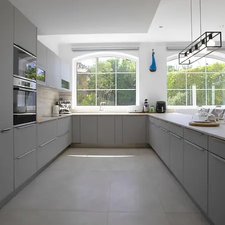 R35 Spacious Private Villa&pool&spa Вілла *